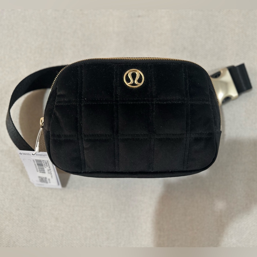 🖤NWT🖤 Lululemon Everywhere belt bag
Black Velour
